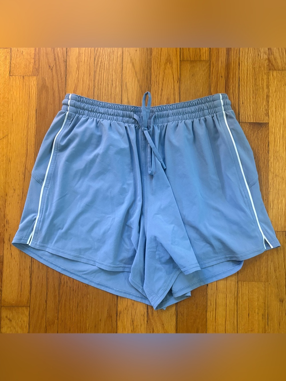 Lululemon Lightweight High-Rise Relaxed Short 3" *Long Liner
Blue Willow / White